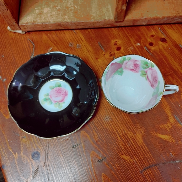 Royal Albert teacup and saucer - Picture 2 of 7